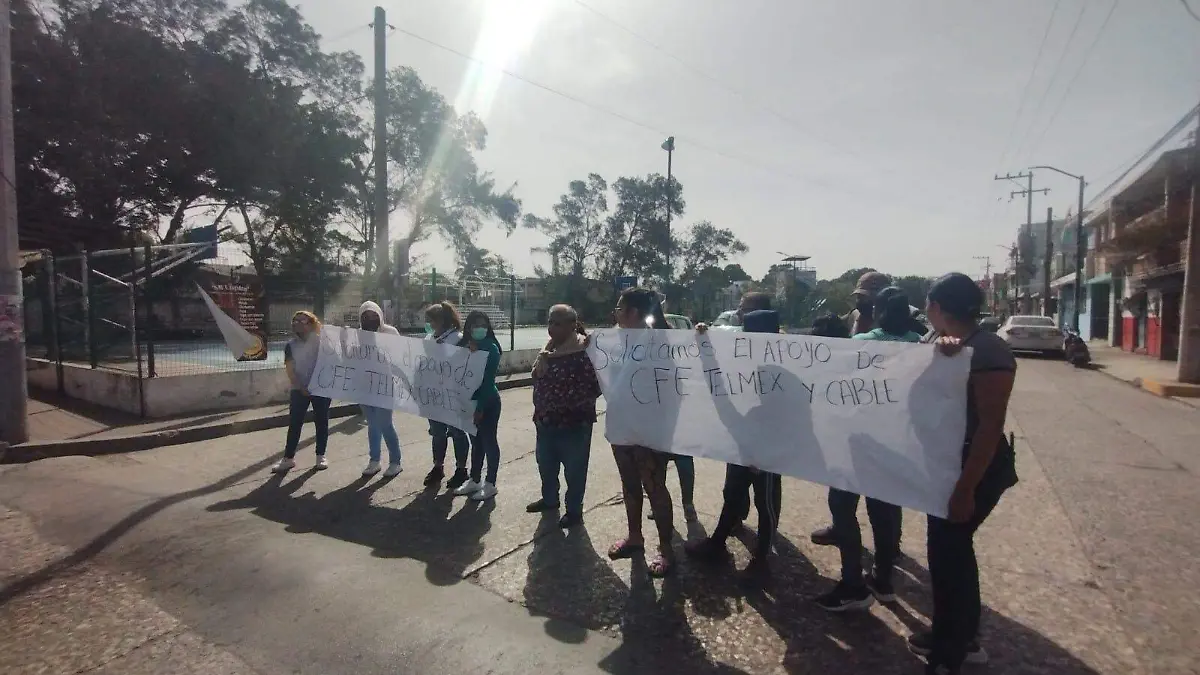 Vecinos de Tampico bloquean calle por poste de CFE 3